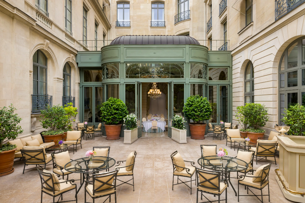 Mix inside & outside setting for a Parisian Wedding at Le Ritz.