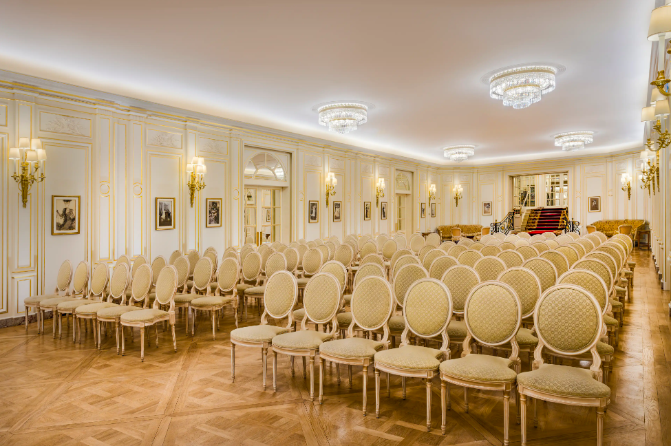 Indoor ceremony in the elegance of a Parisian Wedding at Le Ritz.
