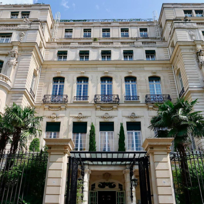 Enter and discover the magic of a Wedding at Hotel Shangri La in Paris.