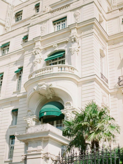 Elegance and charm define the hotel’s façade, perfect for a Wedding at Hotel Shangri La.