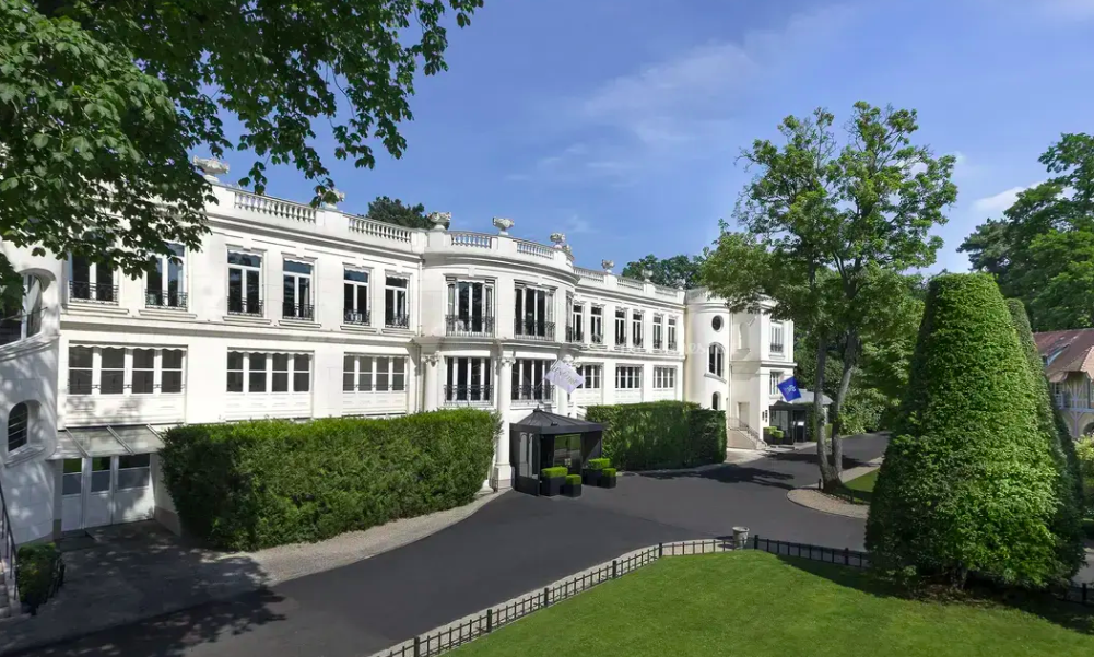 Le Pré Catelan showcases its elegant façade in the heart of the Bois de Boulogne.

