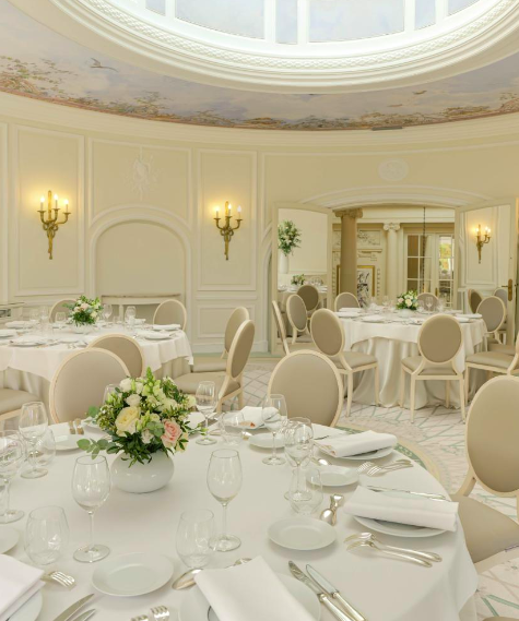 Le Pré Catelan indoor dinner set with timeless elegance.
