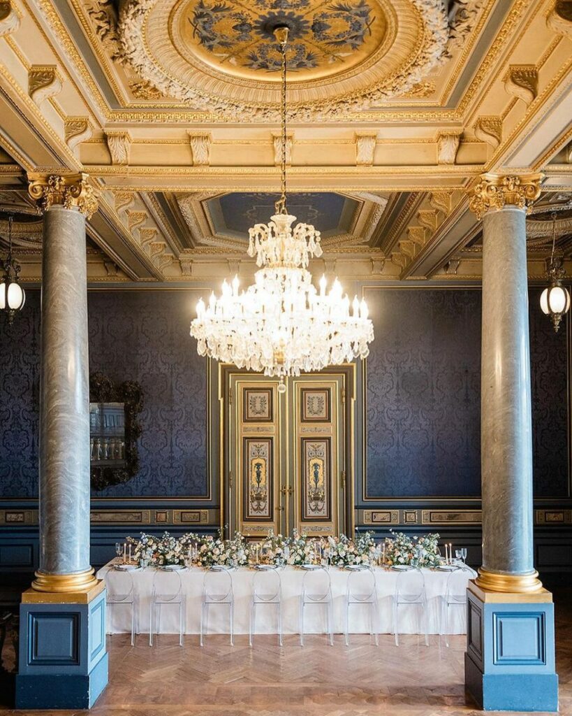 Intimate wedding dinner at Château de Ferrières in a refined setting.
