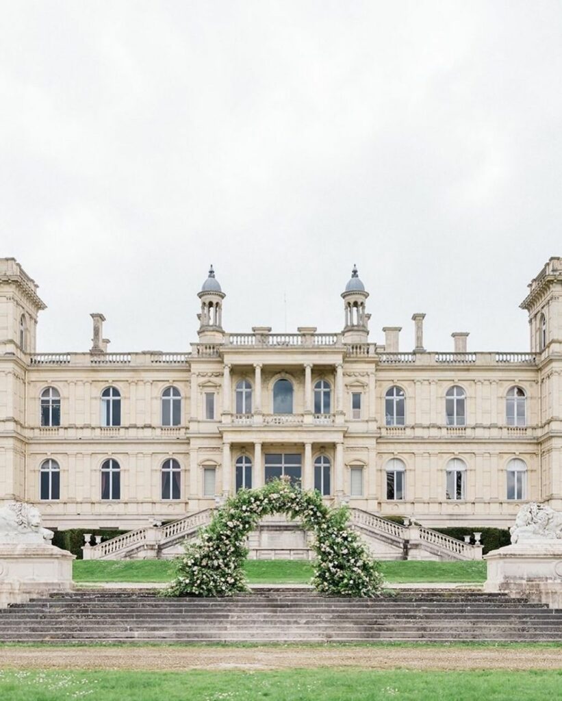 Outdoor wedding ceremony at Château de Ferrières surrounded by nature.
