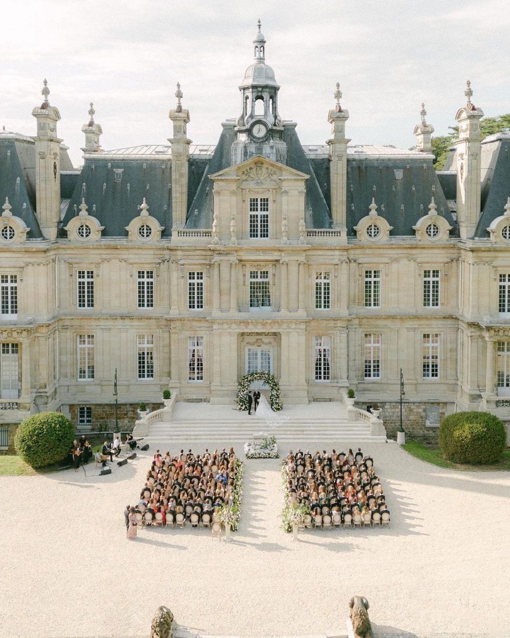 Château de Saint-Martin-du-Tertre: elegant garden façade ceremony in a serene setting.
