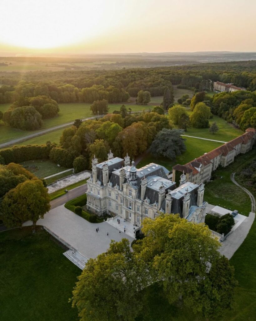 Château de Saint-Martin-du-Tertre: breathtaking view of the château, gardens, and courtyard.
