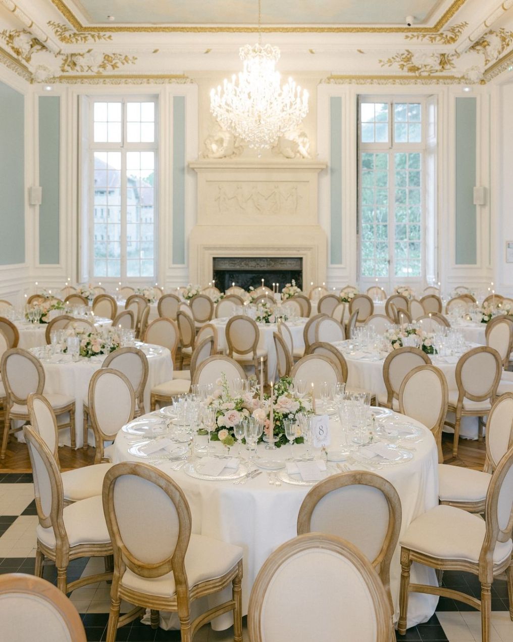 Château de Saint-Martin-du-Tertre: stylish indoor dinner with round tables.
