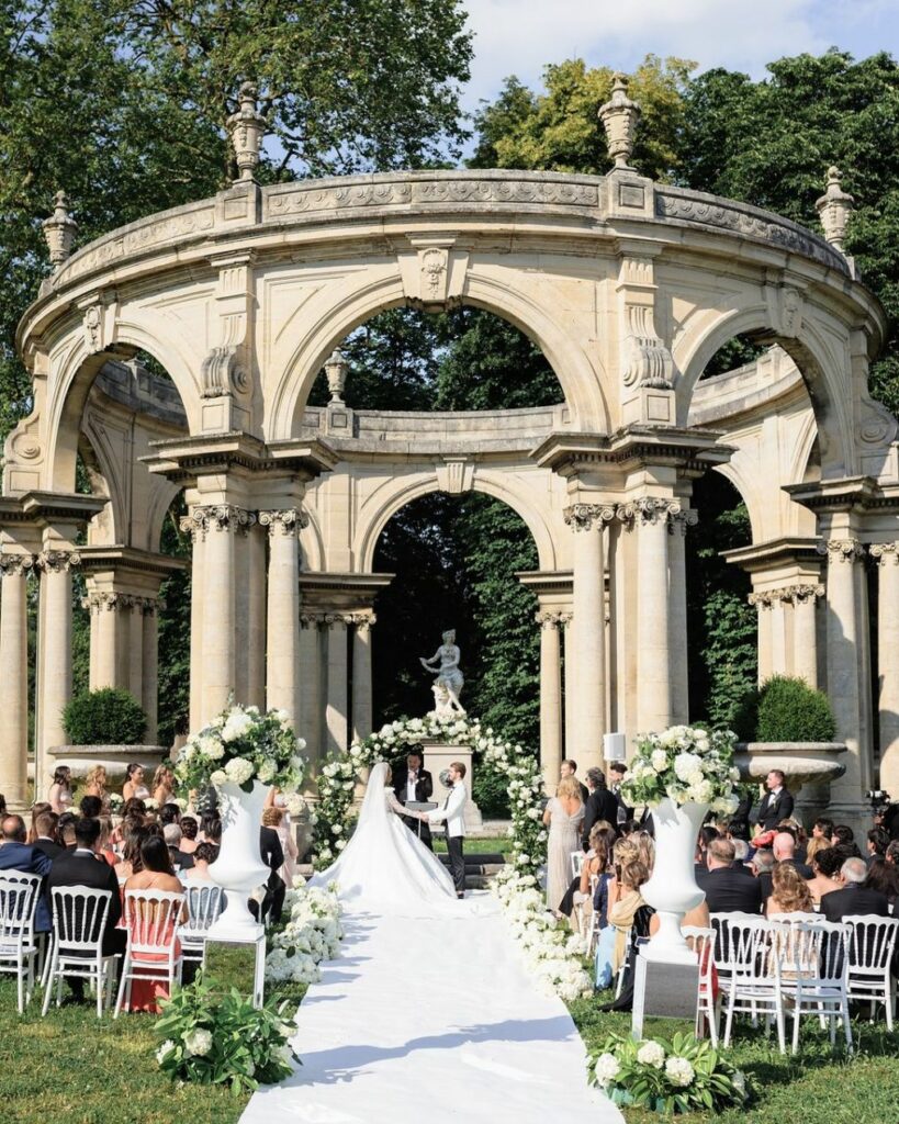 Château de Saint-Martin-du-Tertre: outdoor ceremony at La Rotonde du Parc, surrounded by gardens.
