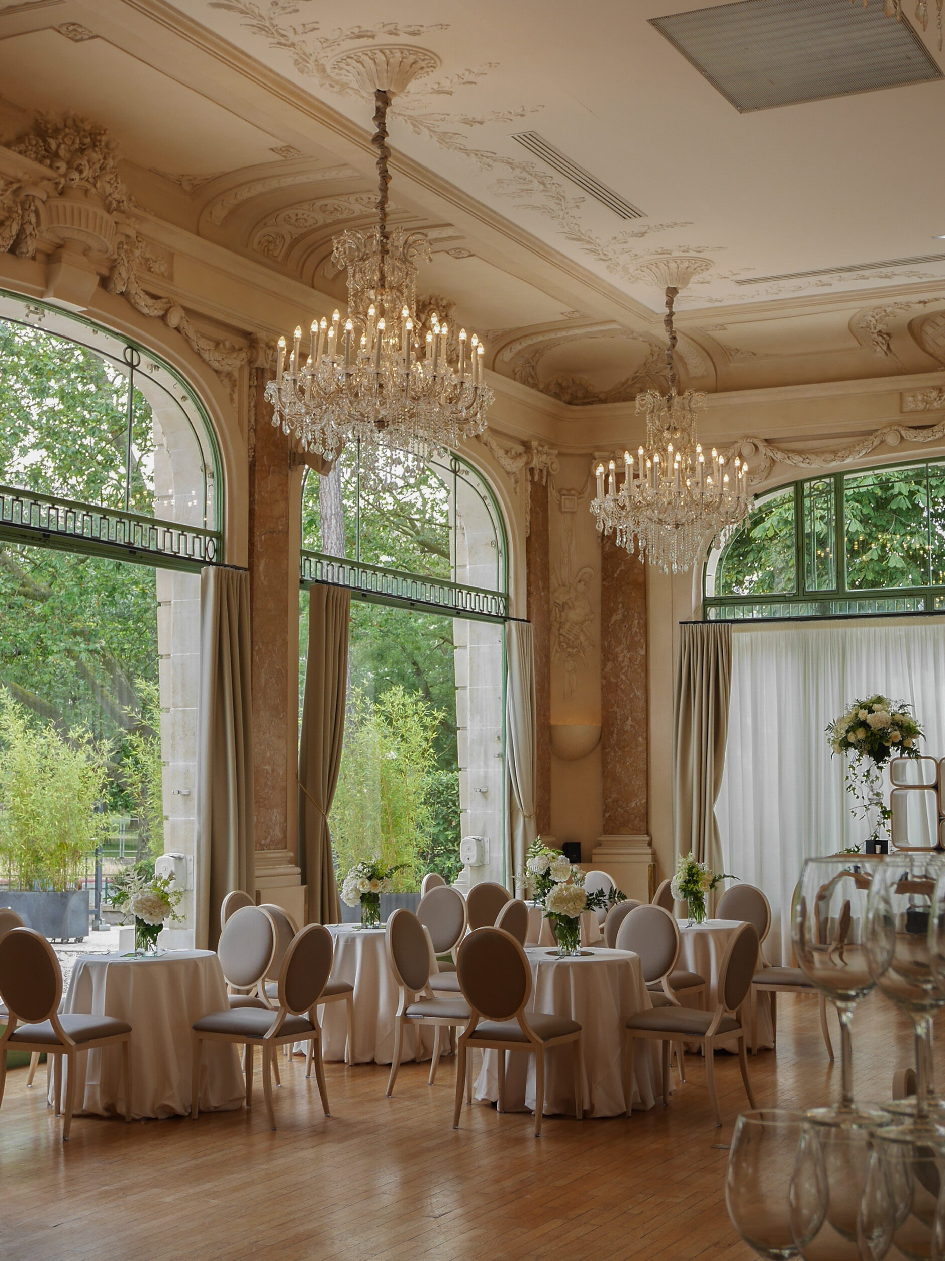 Refined round table dinner during a Wedding at Pavillon Dauphine.
